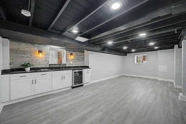 Building Photo - 1511 N Linder Ave