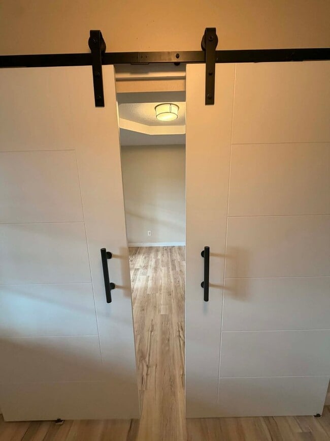 Building Photo - COMING SOON: COMFORT MEETS STYLE IN THIS SPACIOUS BEAUTIFUL 3 BEDROOM / 2 BATHROOM WITH XTRA ROOM...