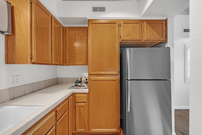 Building Photo - Beautiful Townhome in the Heart of Pleasanton