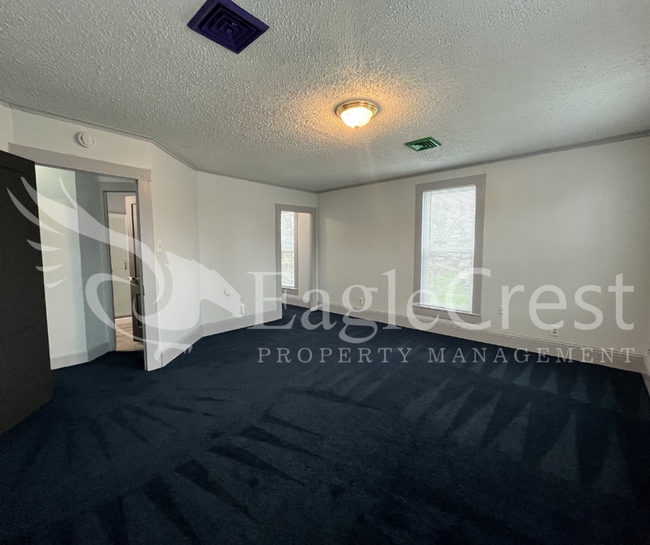 Building Photo - Comfortable 5 Bedroom Home with Modern Touches, Large Bedrooms & Front Porch