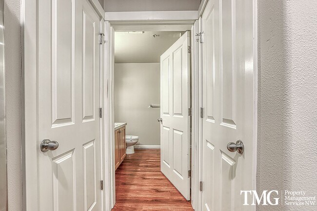 Building Photo - Beautiful Ground Level 1+br Condo ** Water/Sewer/Garbage Included **