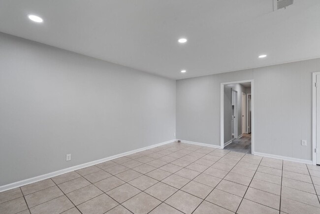 Building Photo - 1407 Avebury Cir