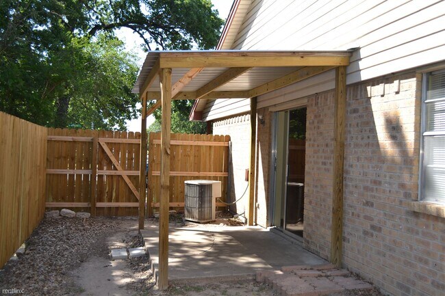 Building Photo - 2 br, 1 bath House - 908 Navarro Dr