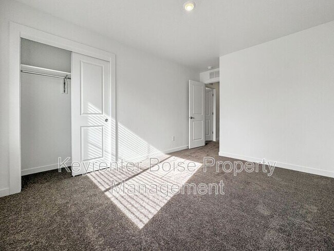 Building Photo - 4212 W Cirrus Ln