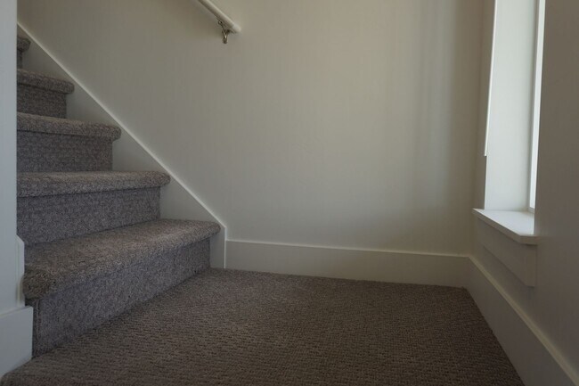 Building Photo - Layton Townhome 3 Bed 2.5 Bath