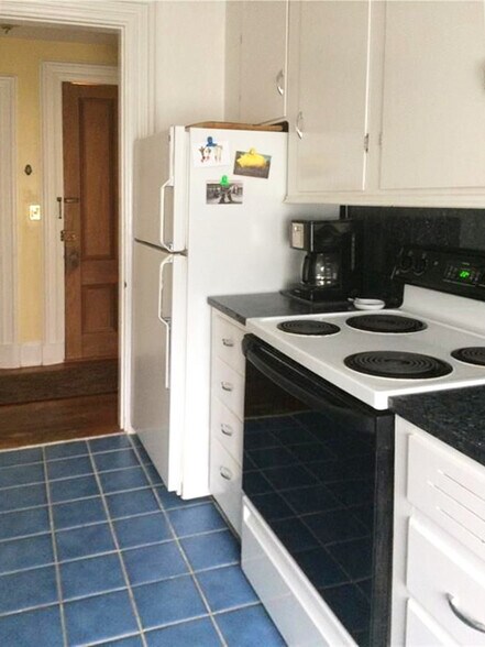 Building Photo - 45 Ayrault St