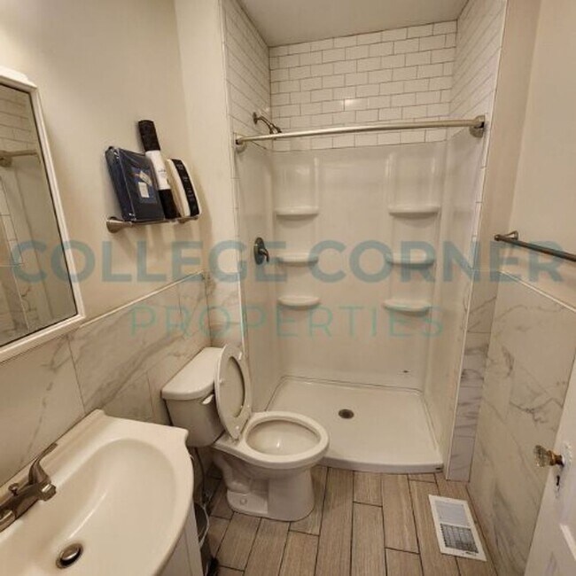 Building Photo - 1231 Brookwood Dr