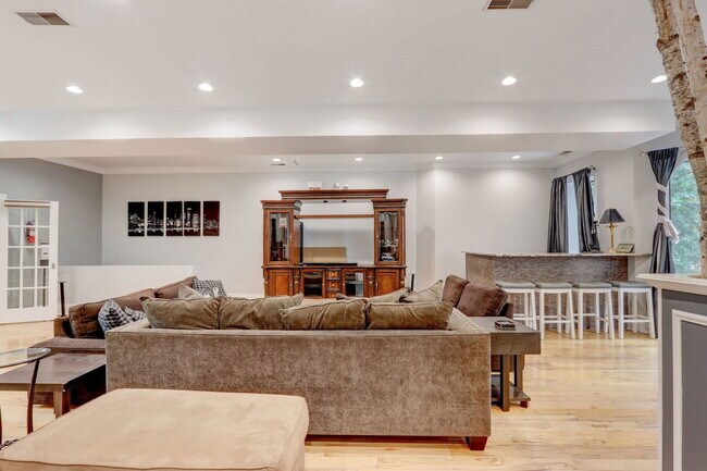 Building Photo - 22 W Ontario St