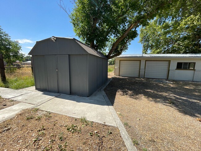 Building Photo - Cozy Mid-Century Modern on a Half Acre!