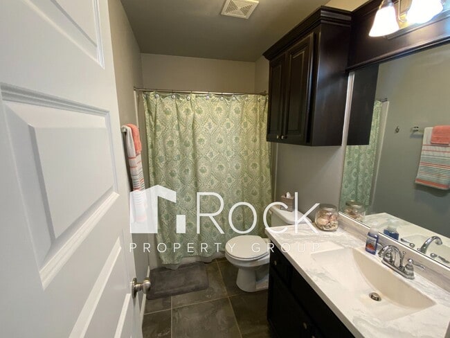 Building Photo - Beautiful 3 Bedroom Home with a Study in W...