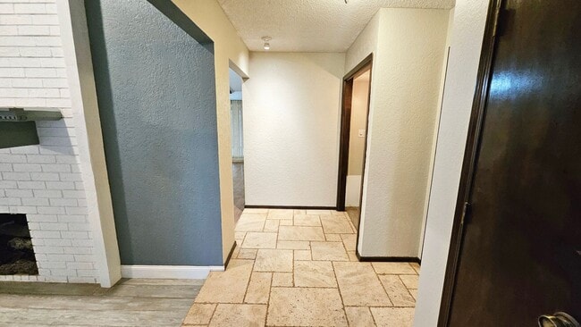 Building Photo - Four Bed/2 Bath Near Lake Hefner