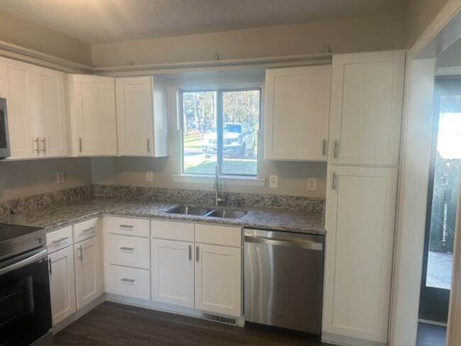 Building Photo - Spacious Condo/Townhome over 1900 sqft.
