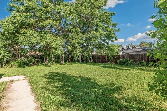 Building Photo - Super Cute 1 Bed, 1 Bath Carriage House!! ...