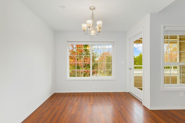 Building Photo - Woodinville 3 Bedroom 2 Bath with Detached Garage - Top Floor
