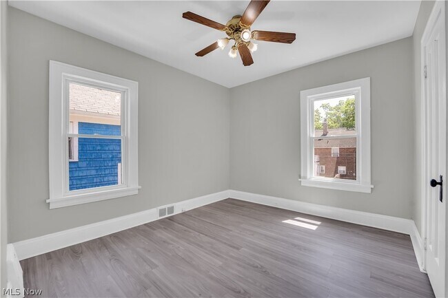 Building Photo - 10106 Greenview Ave