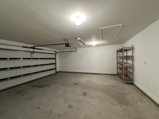 Building Photo - 516 Grand Ridge Dr