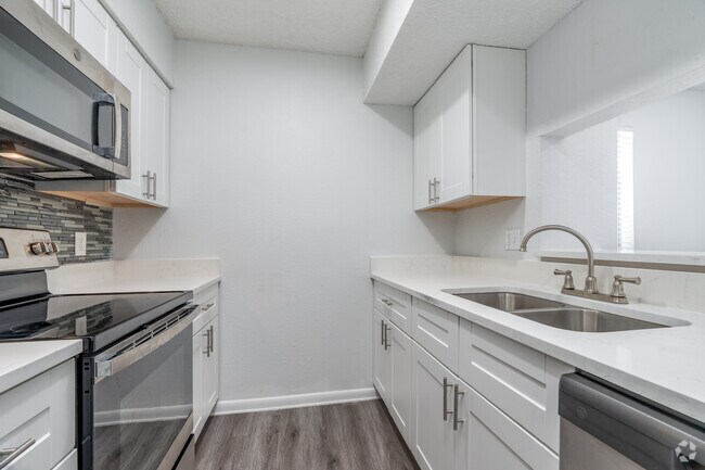 1BR, 1BA - 650SF - Kitchen - Oak Tree Village