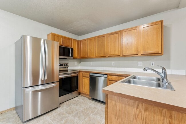 Building Photo - 4 bed, 2.5 bathroom House available