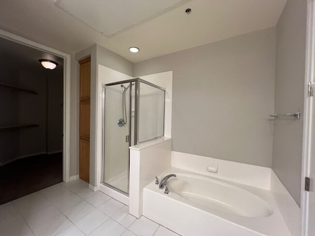 Building Photo - Stunning, 3-bedroom unit within a highly c...