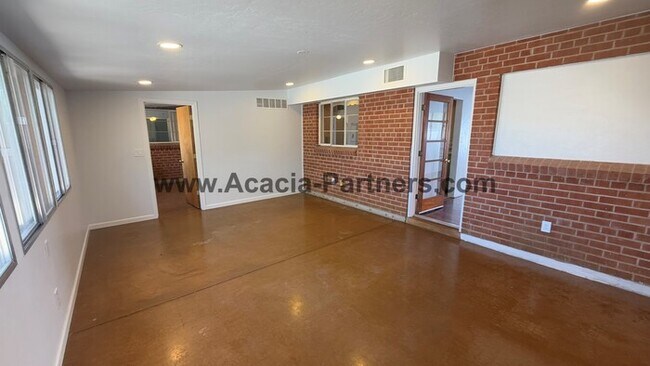Building Photo - Three Bedroom Ranch Style Home