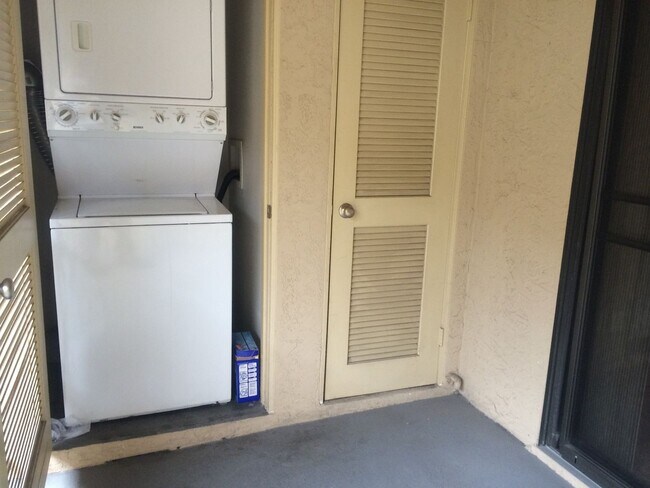 Building Photo - Luxury upstairs, AC/Heat, W/D, upgraded, new paint, New Floor