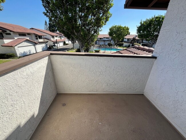 Building Photo - Spacious End Unit Home with 2 Master Suite...