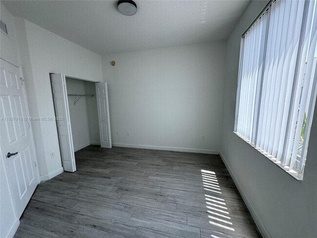 Building Photo - 2146 Van Buren St