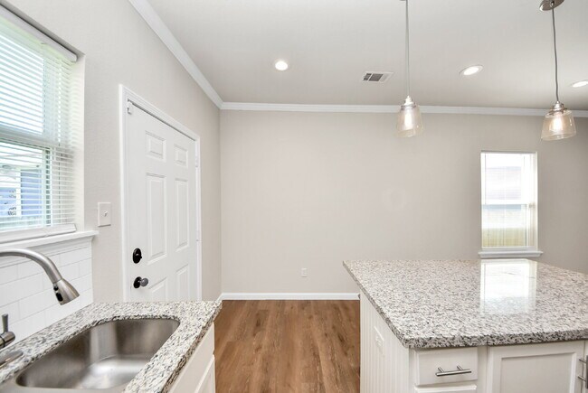 Building Photo - Renovated Houston Gem Near Downtown & the Medical Center