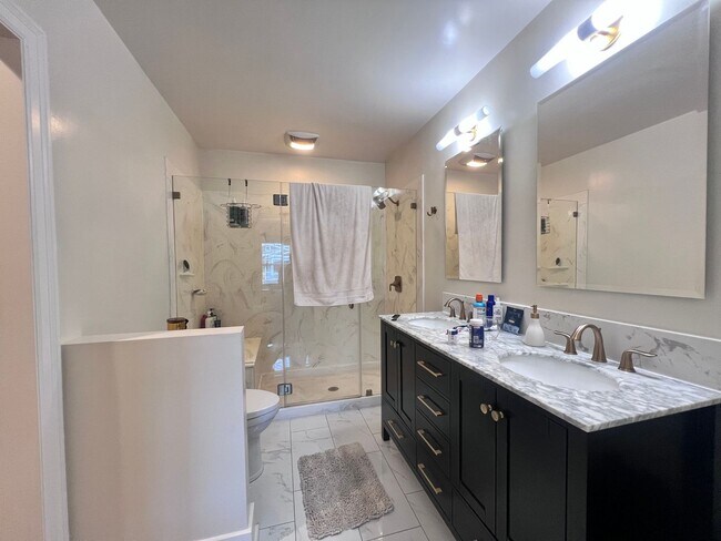 Building Photo - Fully Updated Home in San Leandro Available for Rent!!