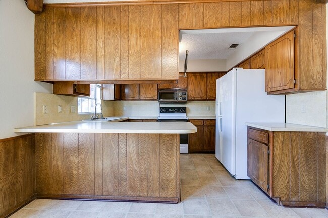Building Photo - PAY NO SECURITY DEPOSIT! Spacious 3-bedroo...