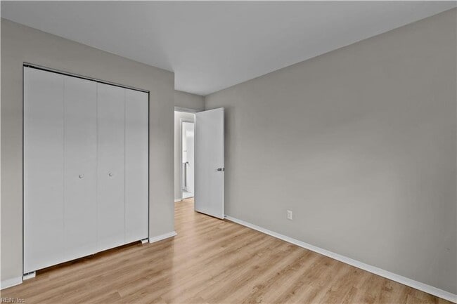 Building Photo - Updated Townhome in Virginia Beach