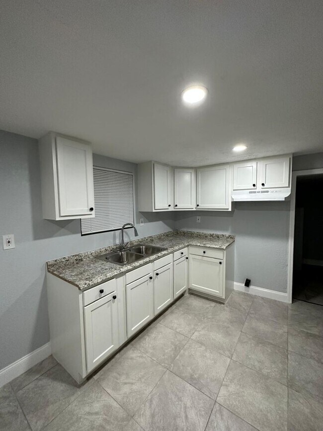 Building Photo - Fully Renovated 3/1 Single Family House Av...