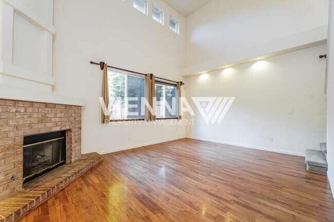 Building Photo - Spacious 4 Bedroom Home in Desirable Neighborhood