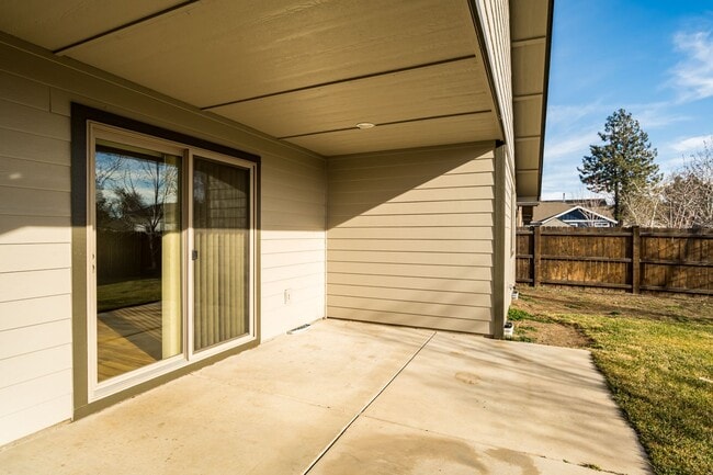 Building Photo - 4 Bedroom Home: Fenced Backyard & Great Location!