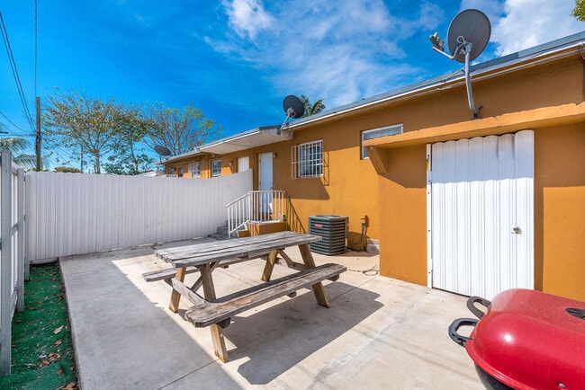 Building Photo - 323 NW 21st Ave