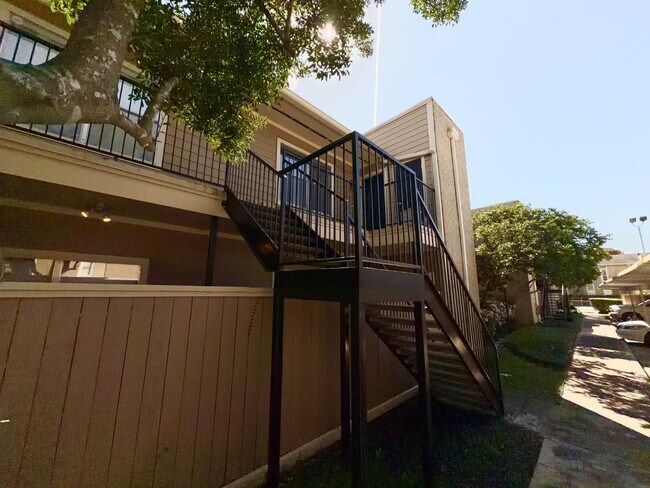 Building Photo - 728 Bering Dr