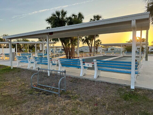 Building Photo - "Charming 2-Bed Furnished Annual Retreat in Venice, FL – Your Cozy Home Awaits!"