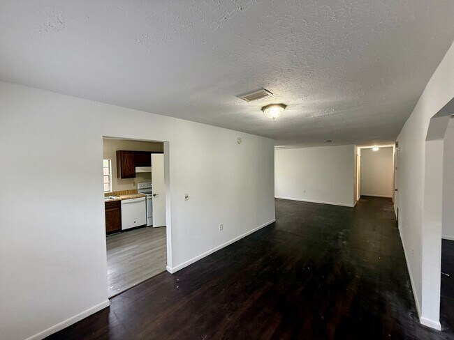 Building Photo - Spacious 3-Bed, 2-Bath Home with Private Yard in NW Gainesville