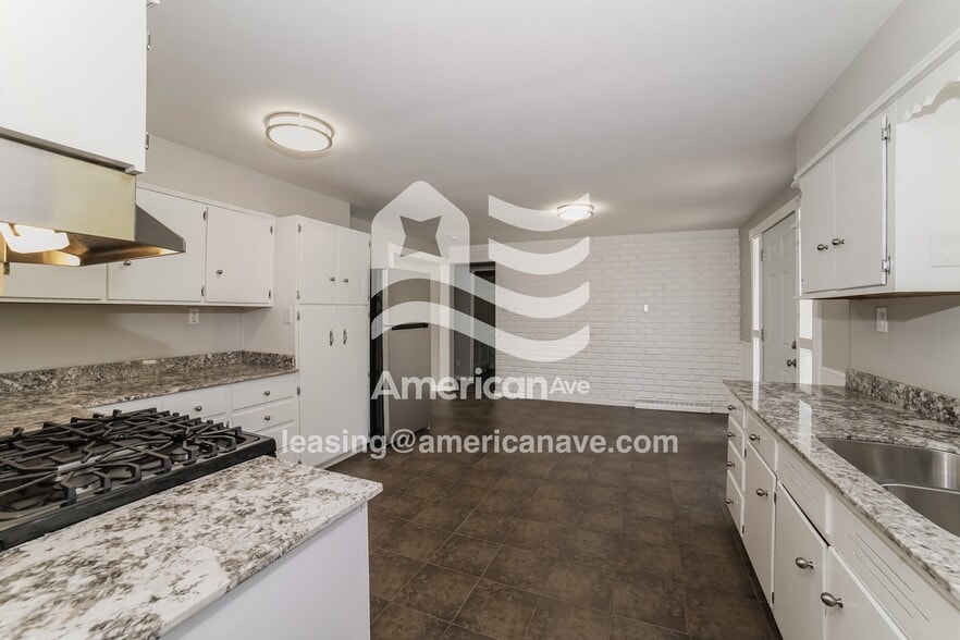 Building Photo - 2221 N Northcrest Dr