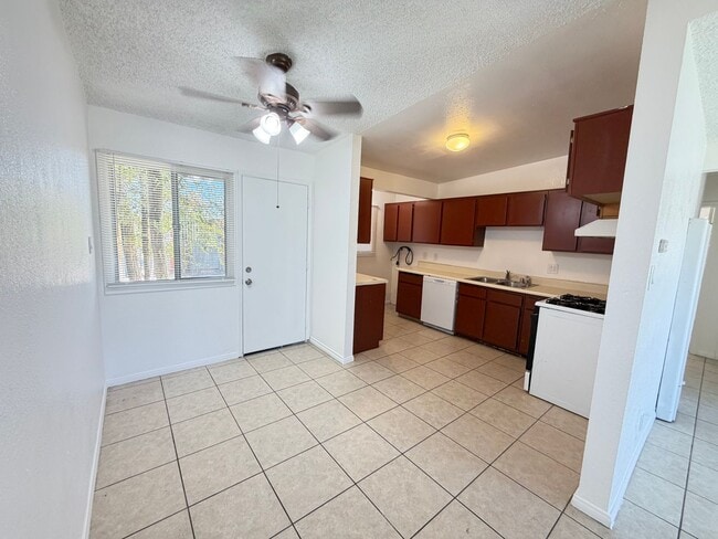 Building Photo - 305 Oasis Dr