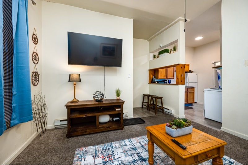 Building Photo - 612 W Market St