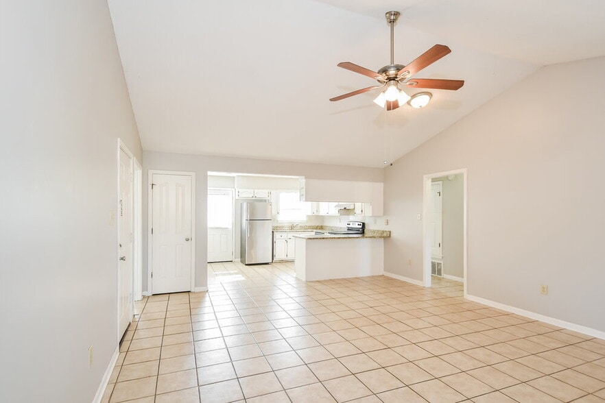 Building Photo - 7110 Redfern Dr