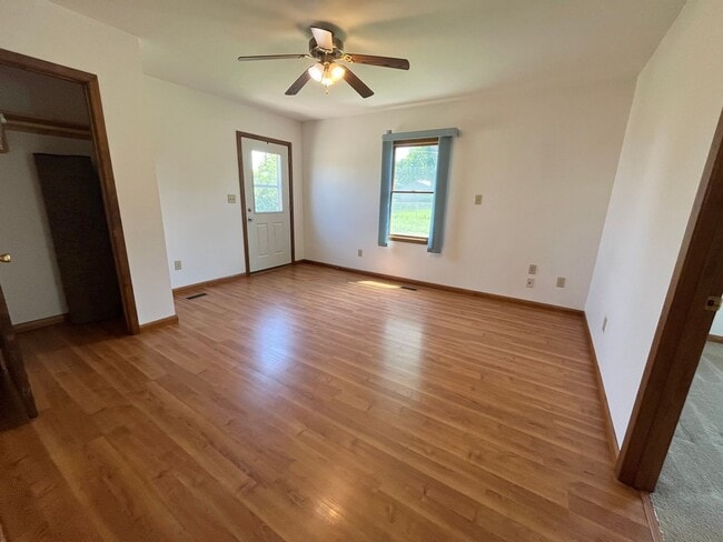 Building Photo - East Side 2 Bed/2 Bath w/ Bonus Room!