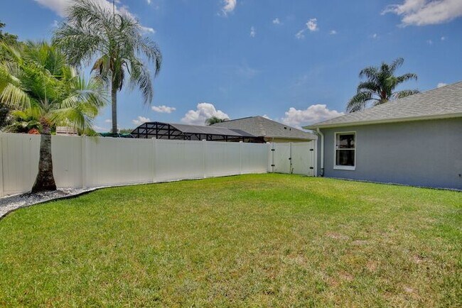 Building Photo - Beautiful 4/2 Pool Home with a Covered Pat...