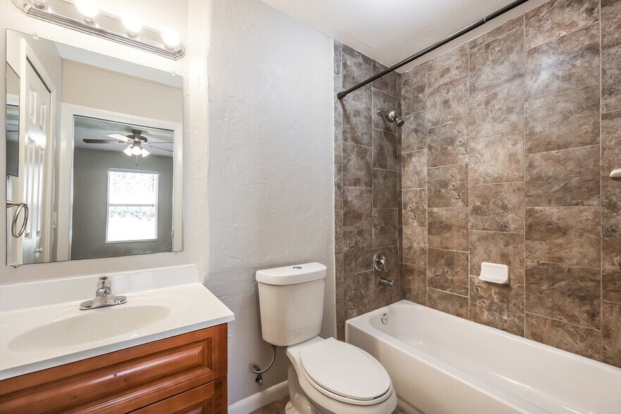 Building Photo - 2122 SE 6th Ln