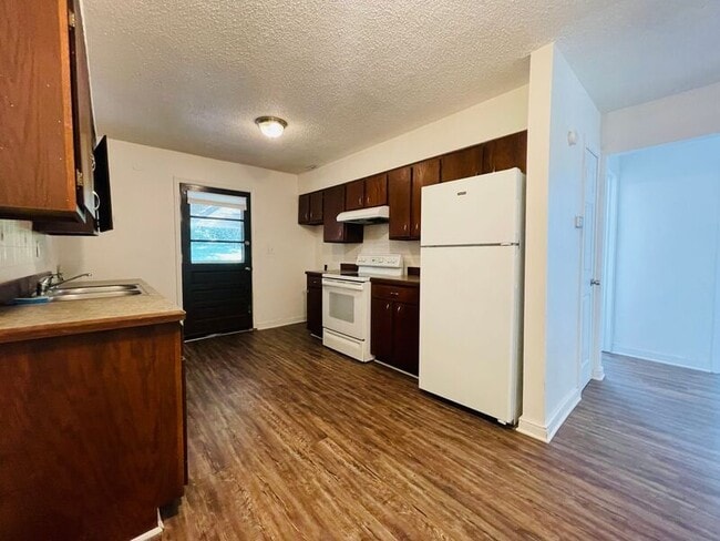 Building Photo - 802 W Main St