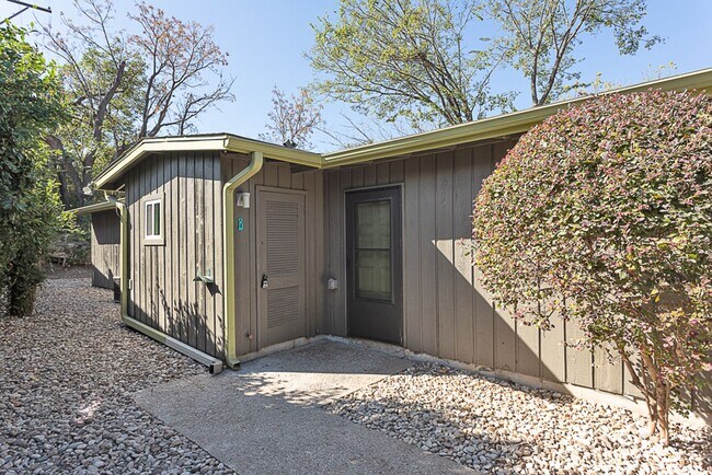 Building Photo - Charming 2/BR 1BA Home with Private Fenced...
