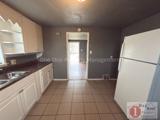 Building Photo - 4 Bedroom/ 1.5 Bathrooms in Kansas City!