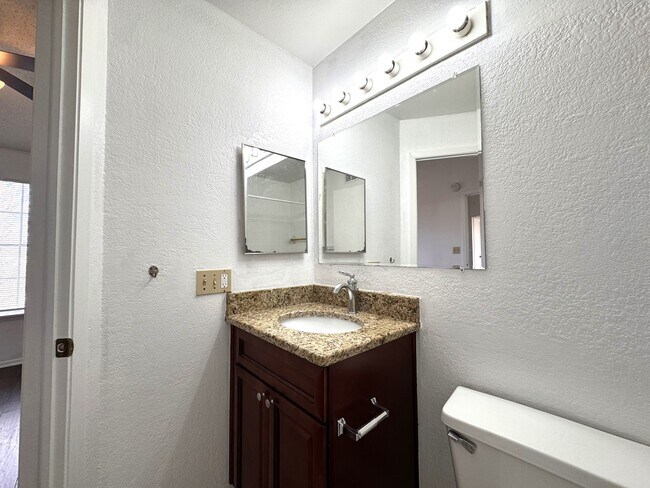 Building Photo - 1948 Lake Atriums Cir