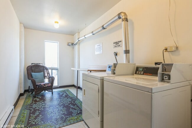 Building Photo - 720 Maple Ave